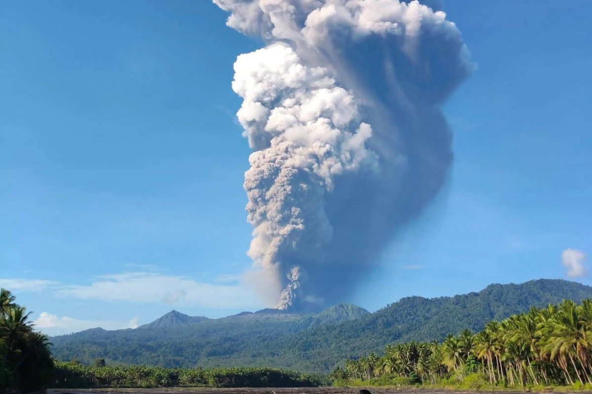 Aktivitas Gunung Dukono Meningkat, Erupsi Besar Picu Evakuasi Pendaki