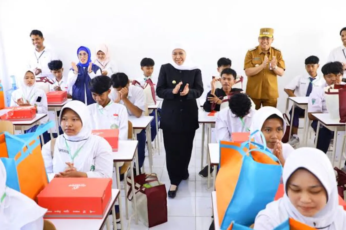 Anak tidak sekolah di Jatim mencapai 44.000 orang dari SD hingga SMA. DPRD menyoroti PJJ, Paket A-C, serta masalah mental anak.