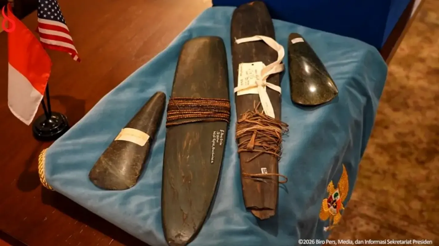 Artefak budaya Papua berhasil dipulangkan FBI ke Indonesia melalui kerja sama dengan Kementerian Kebudayaan. Koleksi bersejarah itu akan dipamerkan di Museum Nasional sebagai bagian pemulihan kedaulatan budaya
