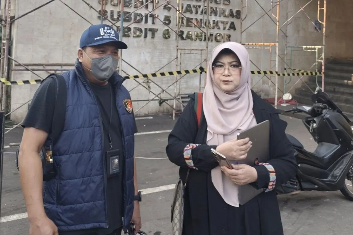 Aturan live streaming sidang Dokter Tifa membedakan hak pengunjung dan media. Tahap pemeriksaan saksi tidak boleh disiarkan langsung sesuai ketentuan.