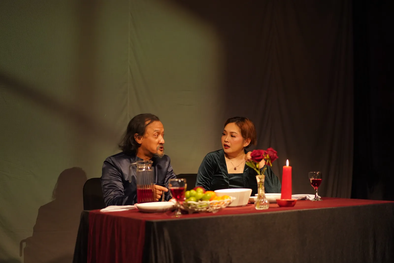 Sebuah pertunjukan teater di Tasikmalaya mengingatkan kita bahwa hidup tidak pernah benar-benar menunggu kita siap.