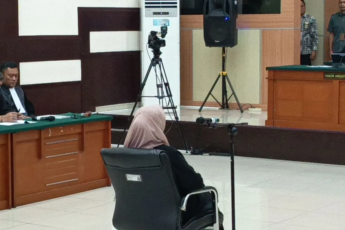 Dokter Tifa menolak restorative justice dalam sidang dugaan pencemaran nama baik. Jaksa tetap membacakan dakwaan terkait unggahan soal ijazah Jokowi.