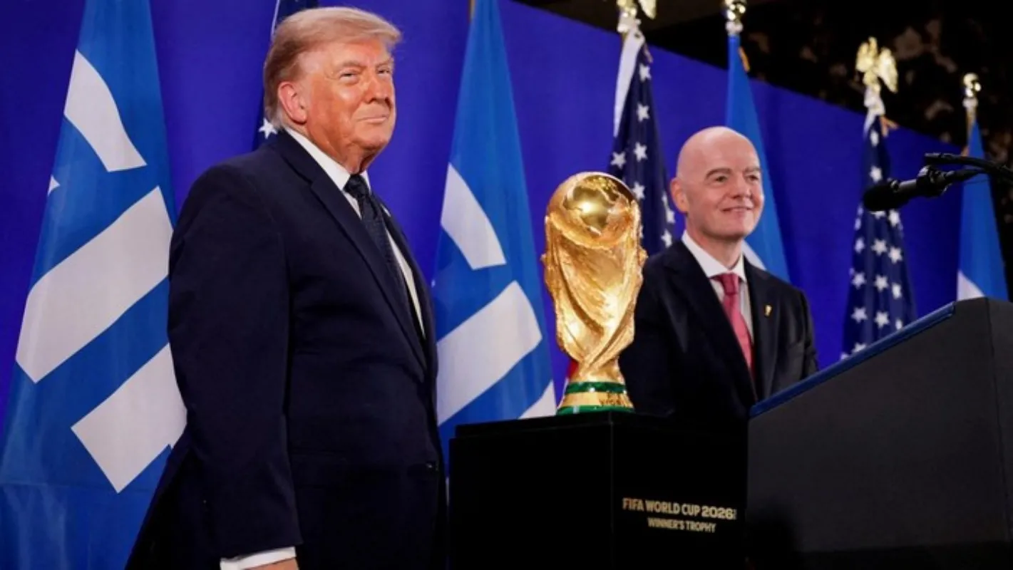 Donald Trump disoraki penonton saat memasuki Stadion MetLife bersama Gianni Infantino pada final Piala Dunia 2026 sebelum menyerahkan trofi kepada juara Spanyol.