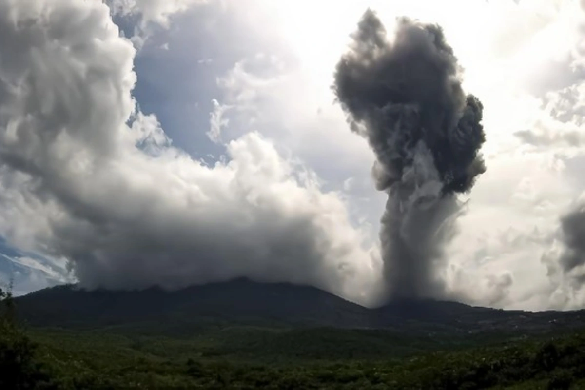 Erupsi Gunung Lewotobi Laki-laki Picu Penutupan Bandara Maumere