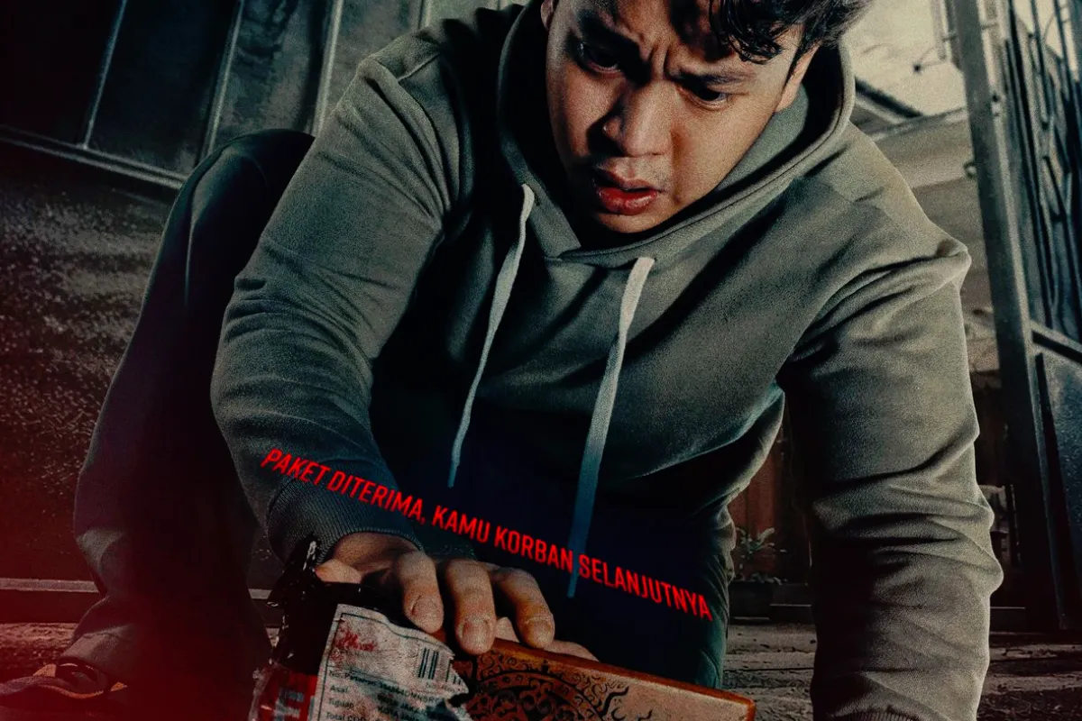 Film Paket Santet karya Dinna Jasanti tayang 27 Agustus 2026. Horor gore ini mengisahkan kutukan dari paket misterius yang memburu mahasiswa. 