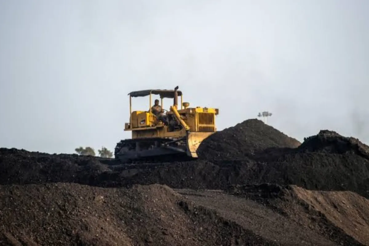 Harga batu bara naik menjadi 131,85 dollar AS per ton saat perang Iran mengganggu pasokan minyak dan gas. Asia kembali meningkatkan pembangkit batu bara.