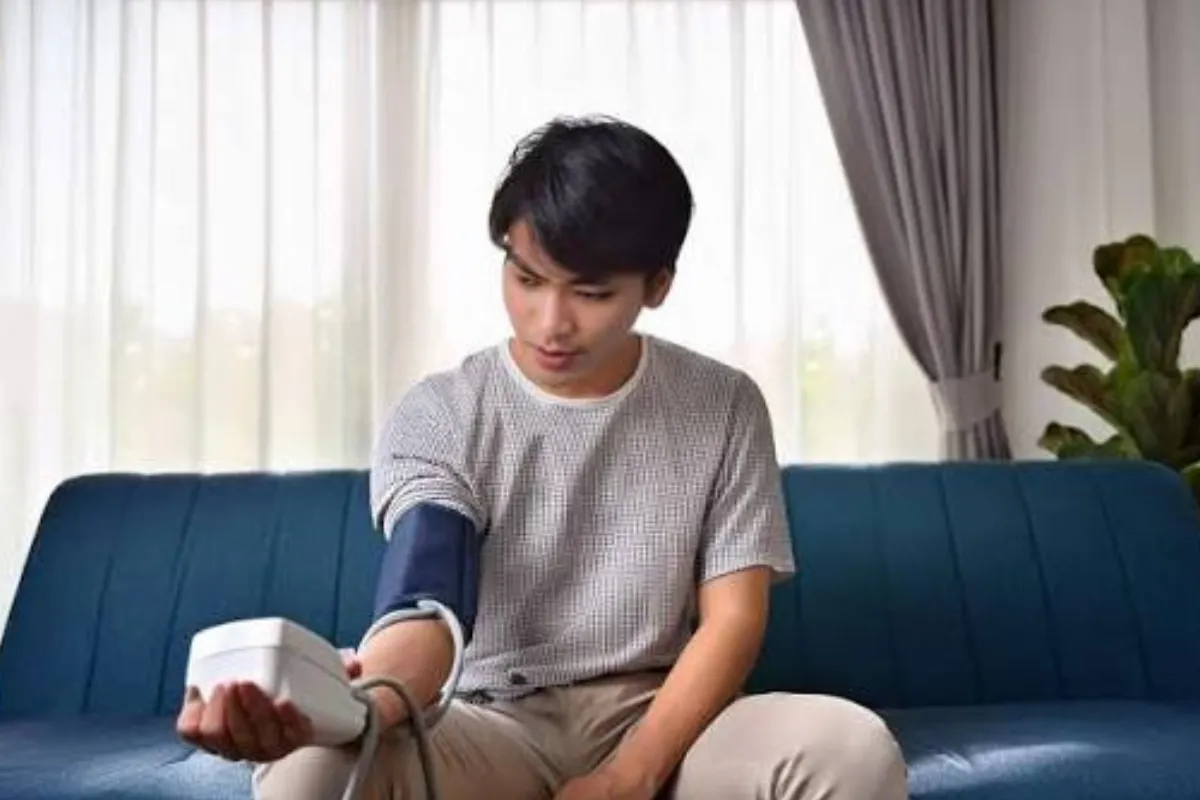 Hipertensi anak muda disorot dr. Tirta. Stres kerja, rokok, kurang tidur, minim olahraga, dan faktor genetik menjadi perhatian.