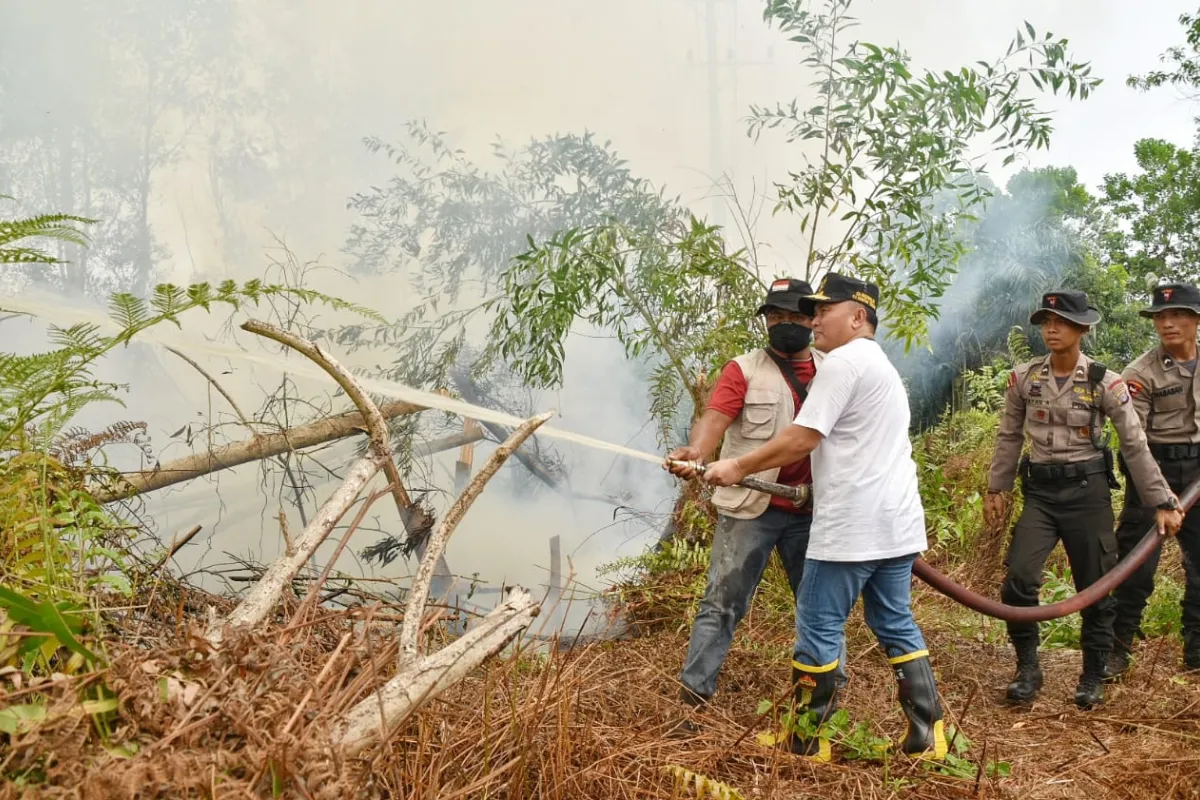 Karhutla Kalteng 2026 memicu penguatan penindakan hukum. Agustiar Sabran juga menyoroti El Nino dan larangan membakar lahan.