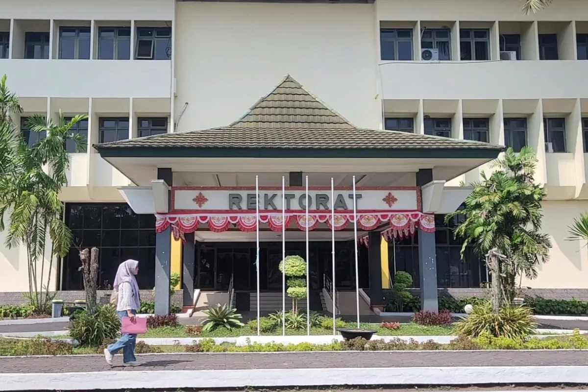 Kasus OTT Unsoed masih menunggu penjelasan resmi KPK. Kampus belum mengetahui perkara dan status hukum pihak yang diamankan dalam operasi. 