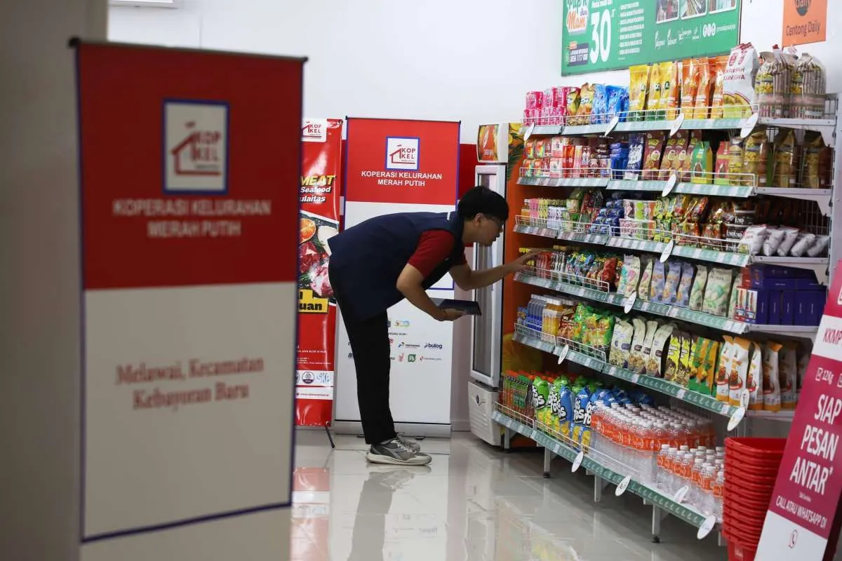 Koperasi Merah Putih penyalur KUR dinilai mampu memperluas akses pembiayaan UMKM desa, namun kesiapan SDM, tata kelola, dan pengawasan masih menjadi tantangan.