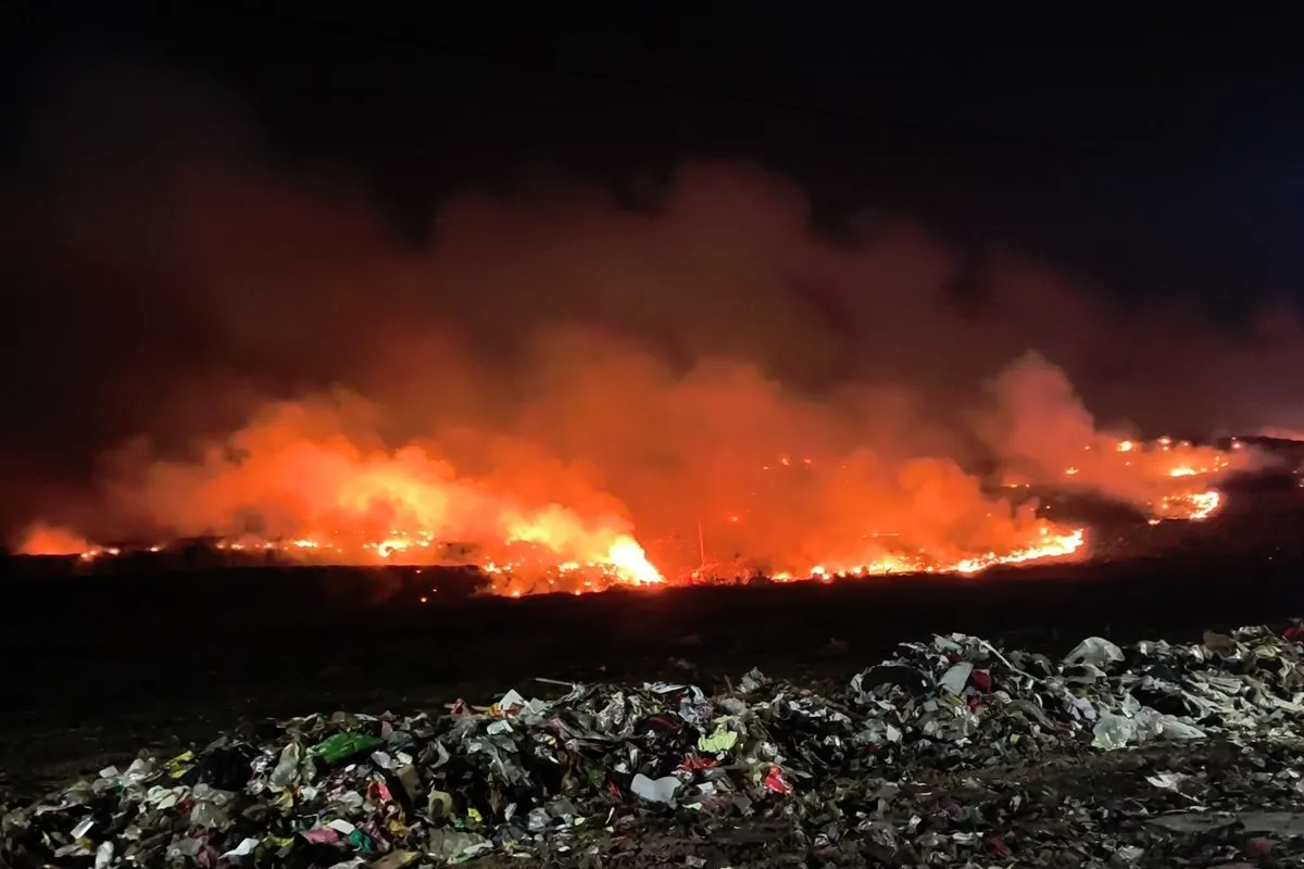 Pemadaman kebakaran TPA Jatiwaringin masih berlangsung. Water bombing dilakukan lima kali, namun titik api tetap muncul dan petugas terus bersiaga.