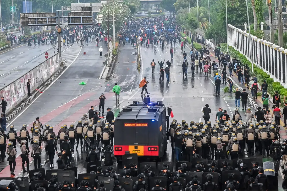 Pengamanan demo Jakarta Pusat melibatkan 706 personel gabungan di Gambir dan Kantor OJK. Rekayasa lalu lintas diterapkan secara situasional sesuai kondisi massa.