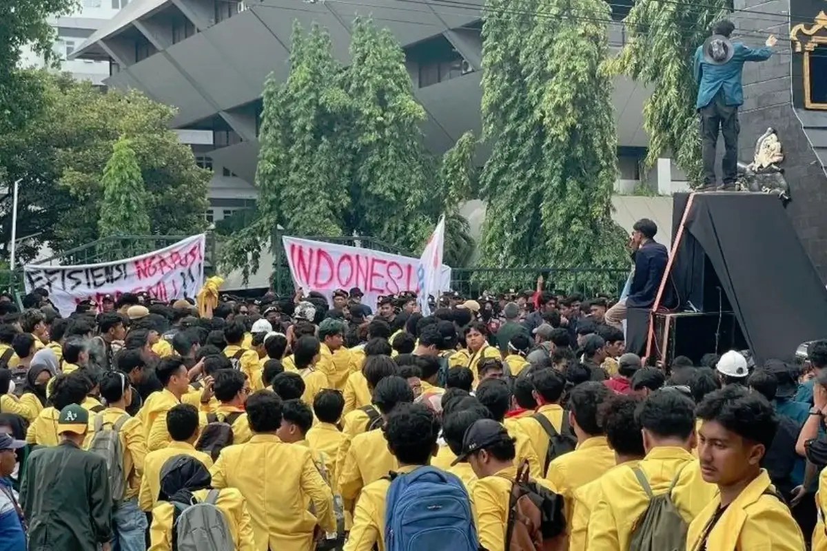 Mahasiswa Kritik Program MBG dan Koperasi Merah Putih di Aksi Semarang