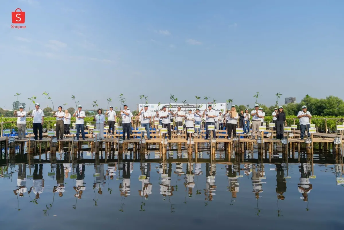 Shopee Tanam bersama Pemprov DKI Jakarta menanam 2.000 bibit mangrove di Muara Angke. Program ini melibatkan 100.000 pohon virtual dan kolaborasi pelestarian pesisir