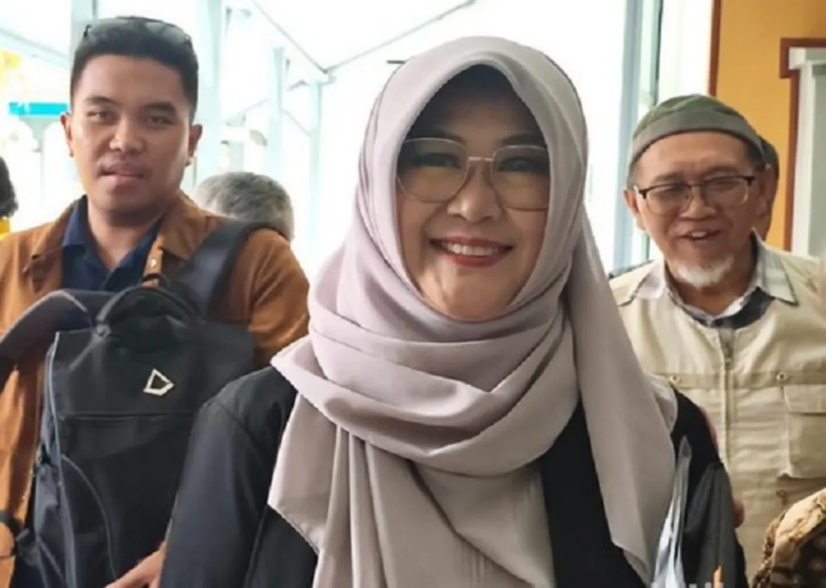 Sidang Dokter Tifa memasuki agenda pembacaan dakwaan. Dokter Tifa meminta Jokowi menunjukkan ijazah asli, sementara kuasa hukum menyatakan Jokowi siap hadir jika diperlukan di persidangan.