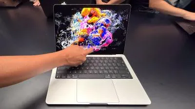 MacBook Pro OLED Pertama Apple Resmi Meluncur