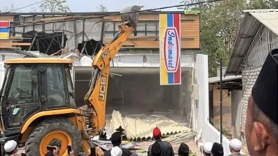 Ritel Modern Versus Warung, Indomaret Pamekasan Dirobohkan