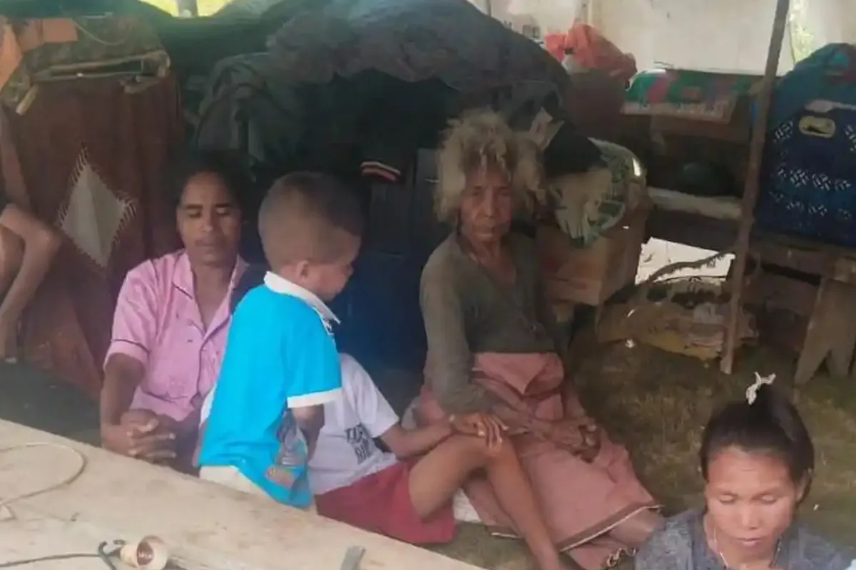 Warga Ojang, Manggarai, NTT, enam hari mengungsi mandiri setelah gempa 7,7. Stok makanan habis dan bantuan pemerintah belum diterima.
