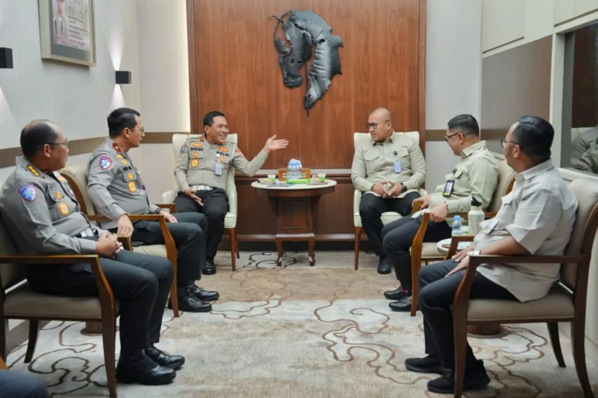 Zero ODOL menjadi fokus Korlantas Polri bersama KSP menjelang Operasi Nataru 2026. Pembahasan juga mencakup ETLE, SIM Digital, Operasi Ketupat 2027, dan transformasi layanan lalu lintas